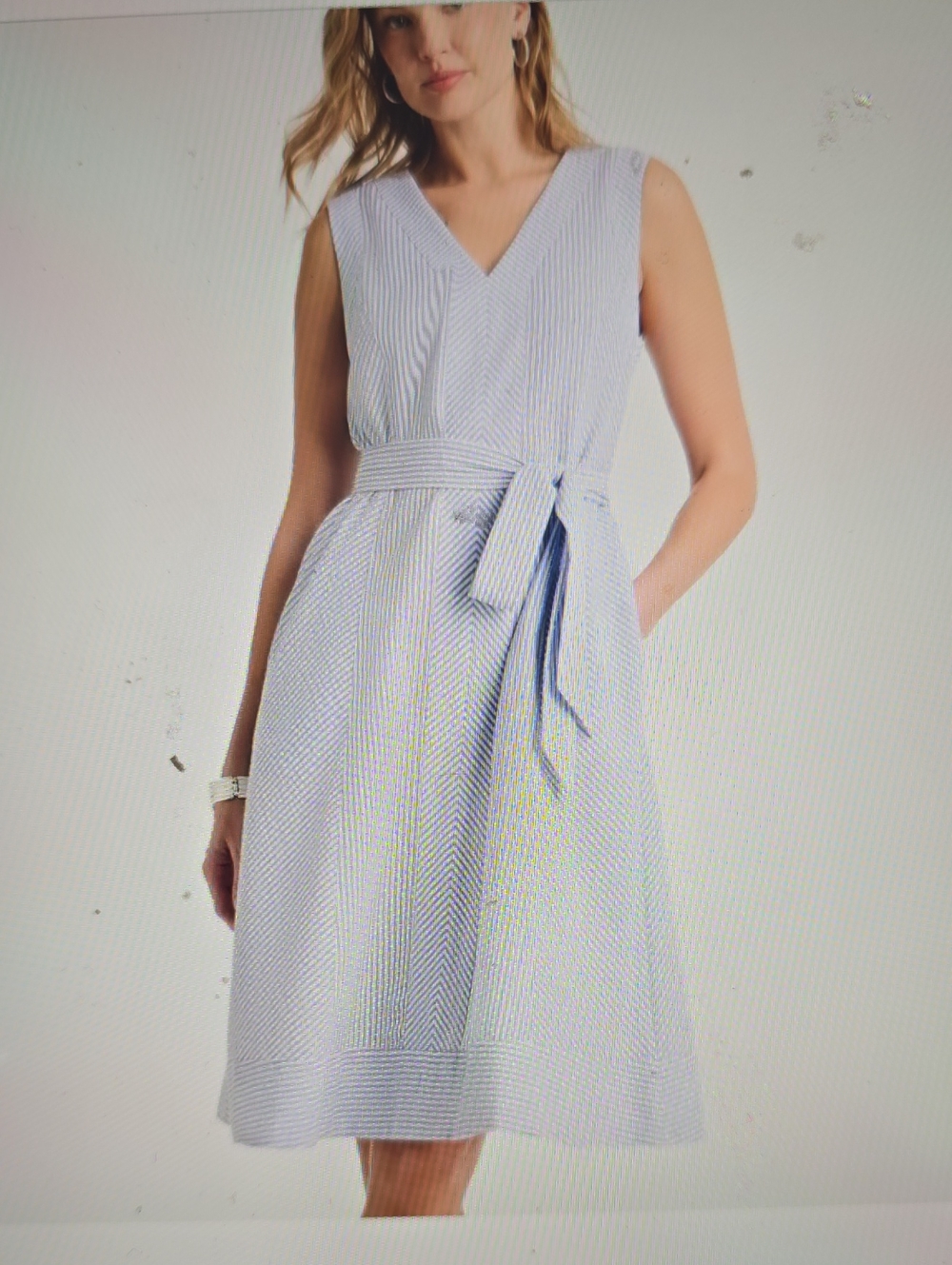 Sleeveless V-Neck Belted Seersucker Dress in Light Blue 2 (L)